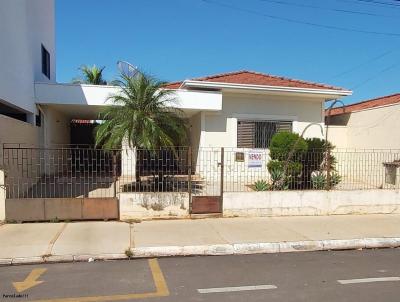 Casa para Venda, em Ibirá, bairro Centro, 2 dormitórios, 2 banheiros, 1 vaga